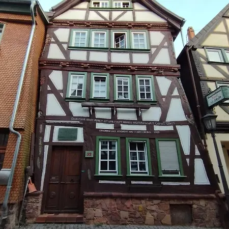 Dachgeschosswohnung In Der Altstadt Inklusive Parkplatz
