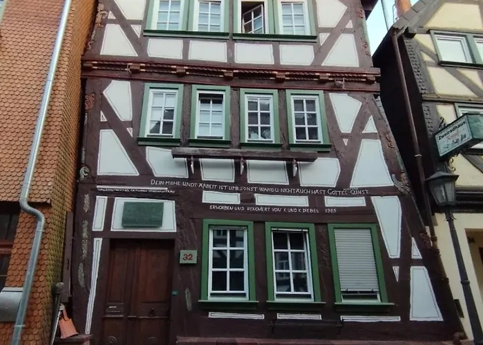Dachgeschosswohnung In Der Altstadt Inklusive Pkw-parkplatz